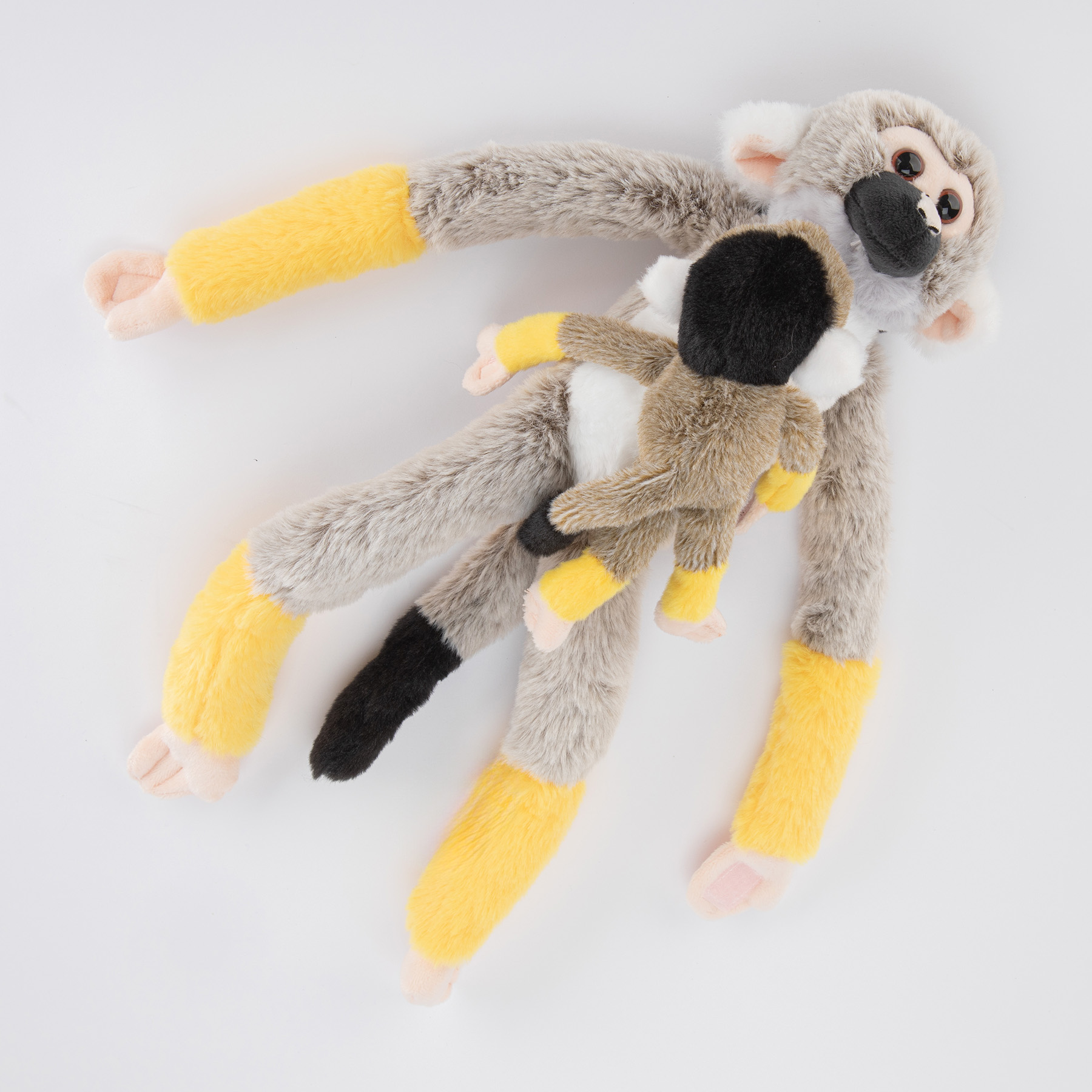 Małpa szaro-żółta z dzieckiem - obrazek 2